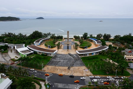 야룽만, 맑은 해변 산책로 풍경