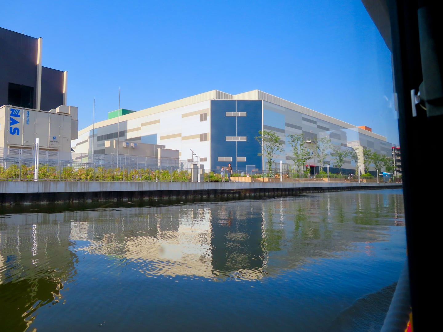 나고야 라라포트 나고야, 운하 수면에 반사된 현대적인 쇼핑몰 건물과 푸른 하늘의 풍경
