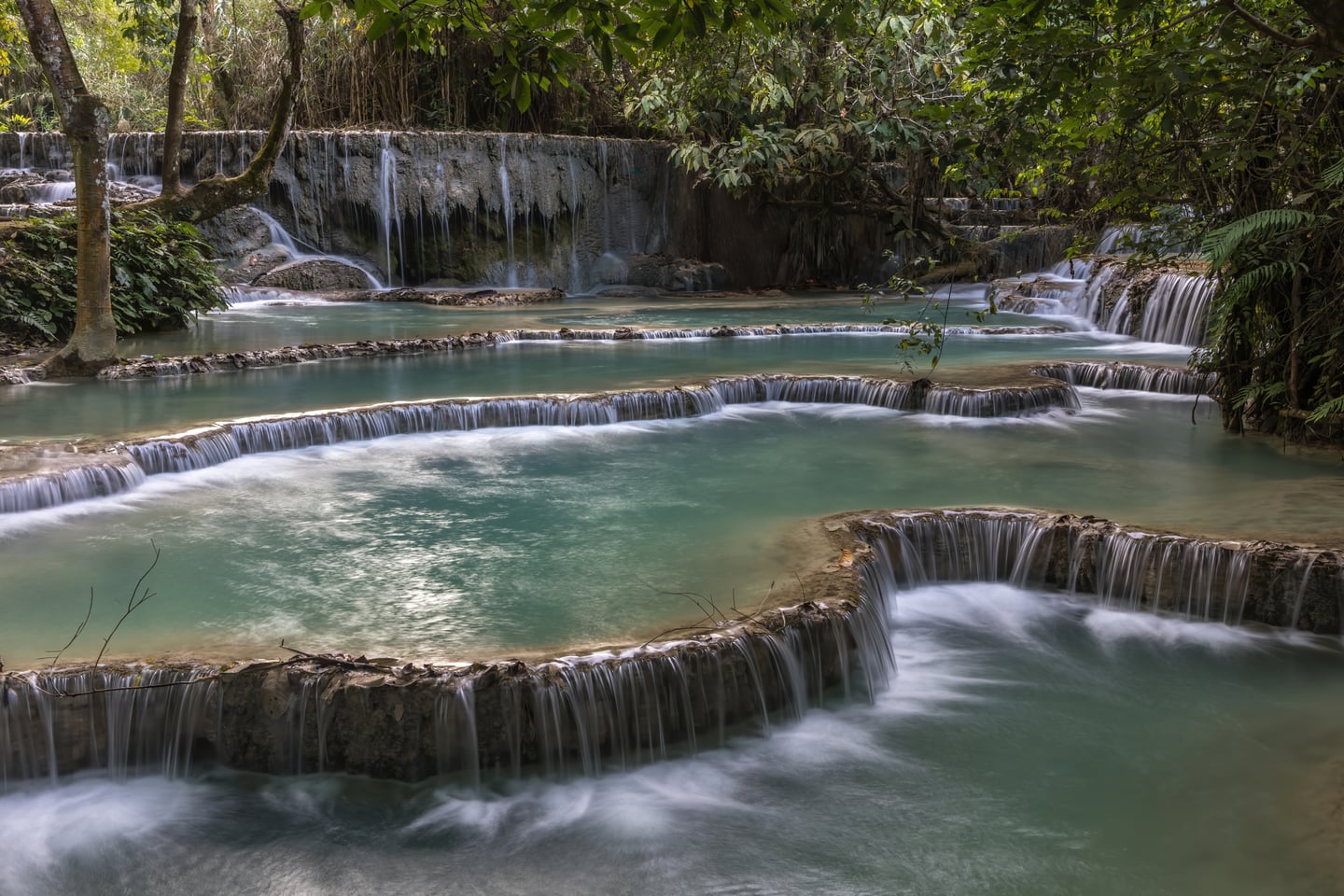 루앙프라방 꽝시폭포, 울창한 숲속 석회암 층을 따라 부드럽게 흘러내리는 신비로운 에메랄드빛 계단식 폭포의 절경입니다.