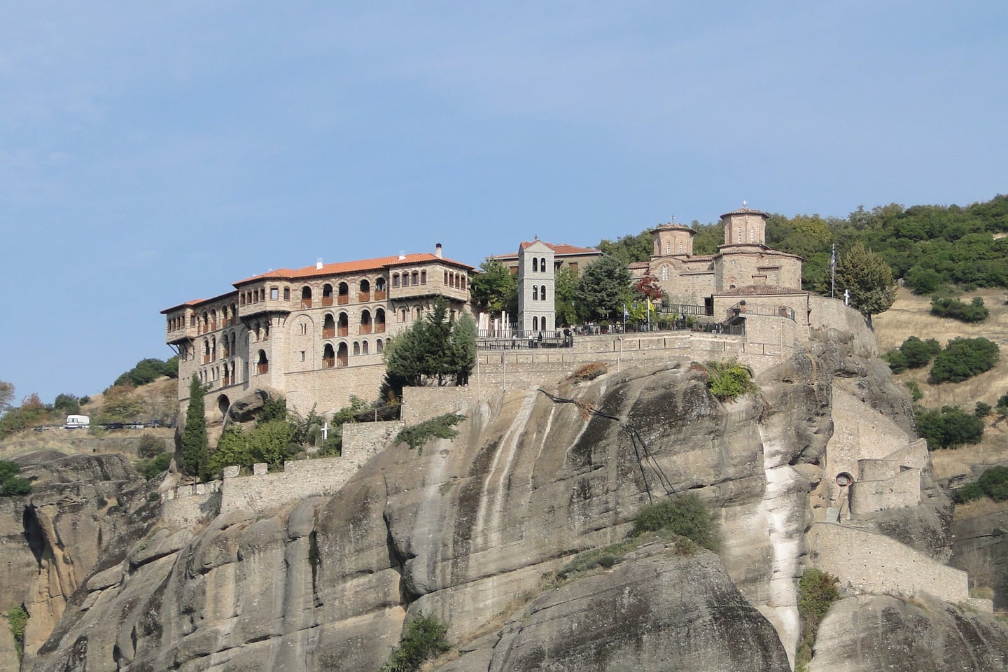 메테오라 메가로 메테오론 수도원, 깎아지른 듯한 거대 암벽 정상에 요새처럼 자리 잡은 고대 석조 수도원의 웅장한 모습입니다.
