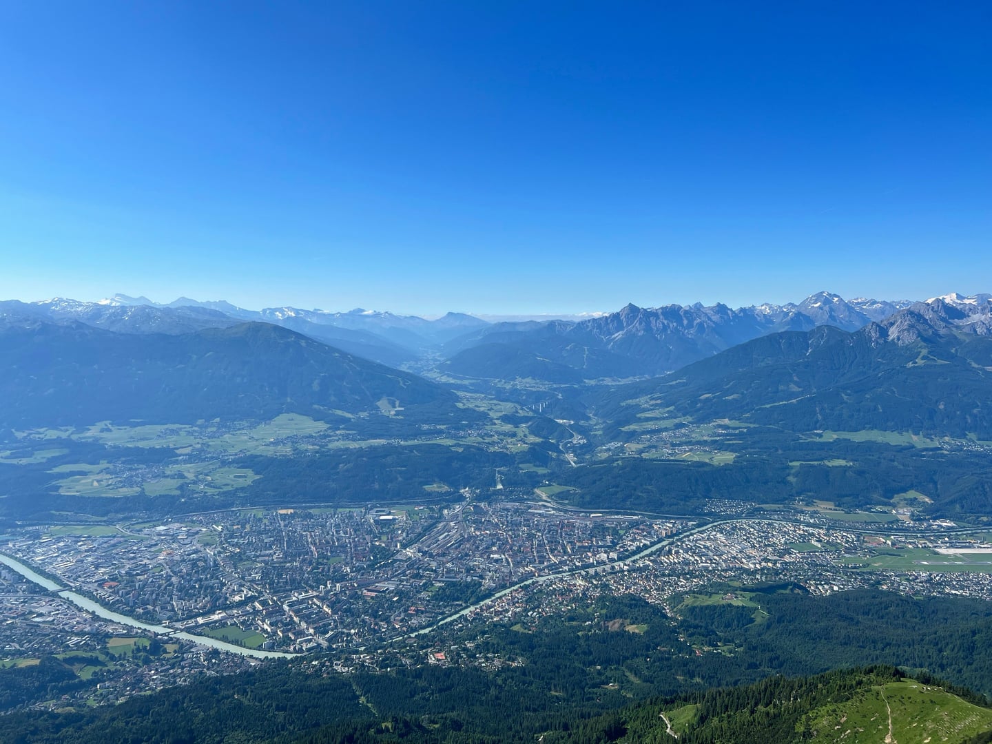 인스부르크 노르트케테 전망대, 맑은 하늘 아래 알프스 산맥과 인강이 어우러진 도시 전경이 파노라마처럼 펼쳐집니다.