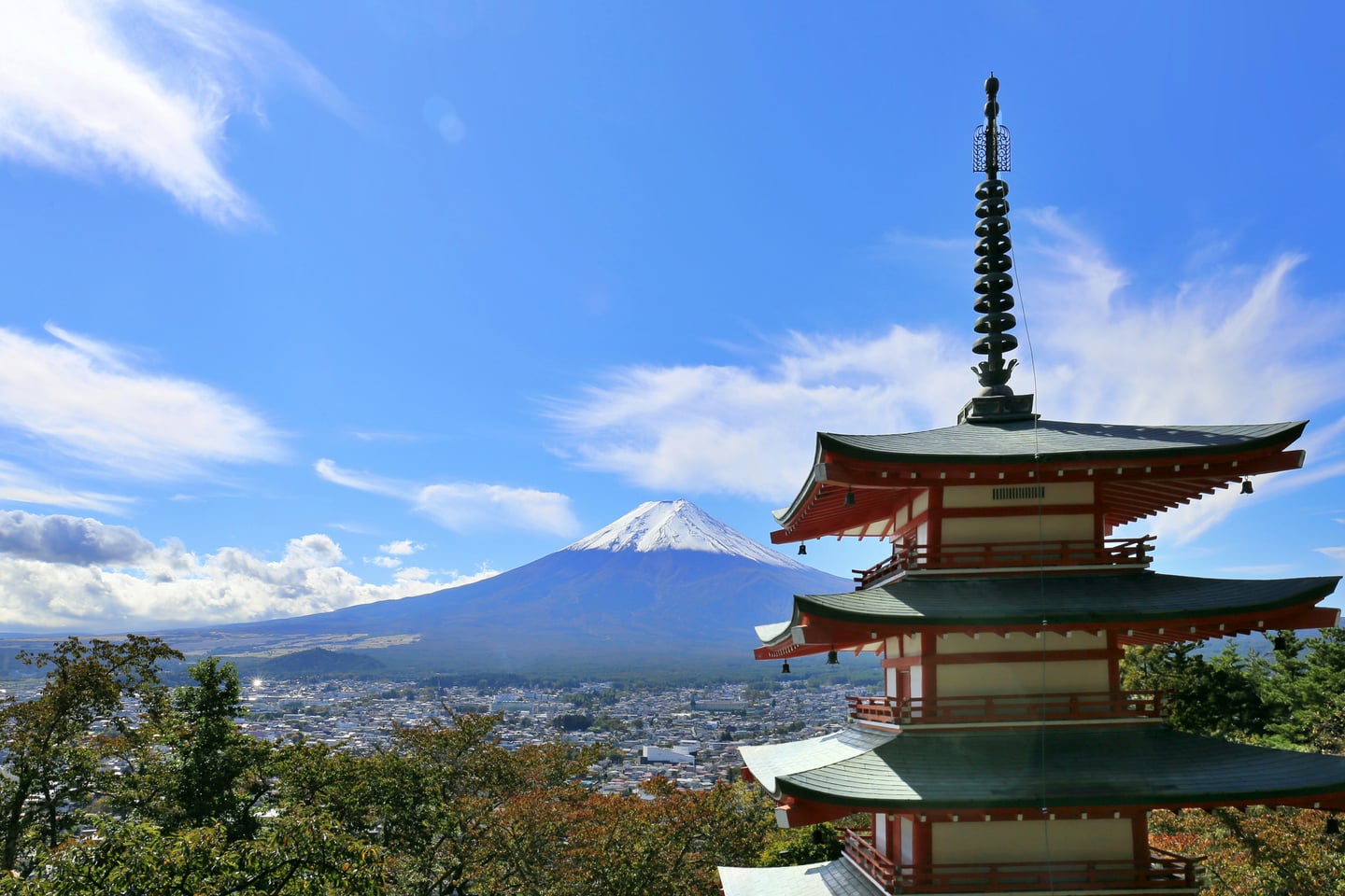 야마나시 아라쿠라야마 센겐 공원, 맑은 하늘 아래 웅장한 후지산과 붉은 추령탑이 어우러진 일본의 상징적인 풍경입니다.