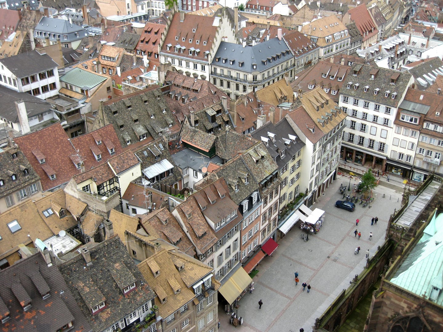 스트라스부르 구텐베르크 광장, 대성당 위에서 내려다본 고풍스러운 붉은 지붕의 건물들과 활기찬 광장의 전경입니다.