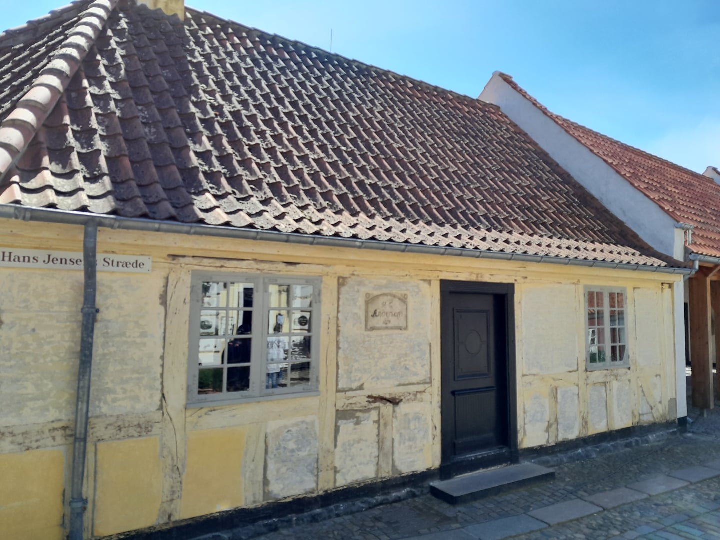 오덴세 안데르센 생가, 노란색 외벽과 붉은 기와가 어우러진 고풍스러운 안데르센의 어린 시절 집 전경입니다.