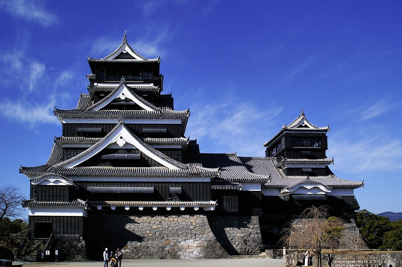 구마모토 구마모토 성, 푸른 하늘 아래 웅장하게 솟아오른 검은 외벽의 대천수와 소천수 전경