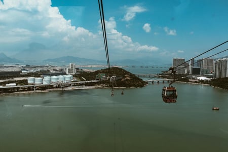 홍콩 옹핑 케이블카, 푸른 바다 위를 가로지르며 펼쳐지는 퉁청 시내와 해안선의 탁 트인 파노라마 전망이 인상적입니다.