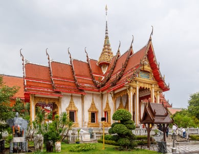왓 찰롱, 화려한 사원 전경