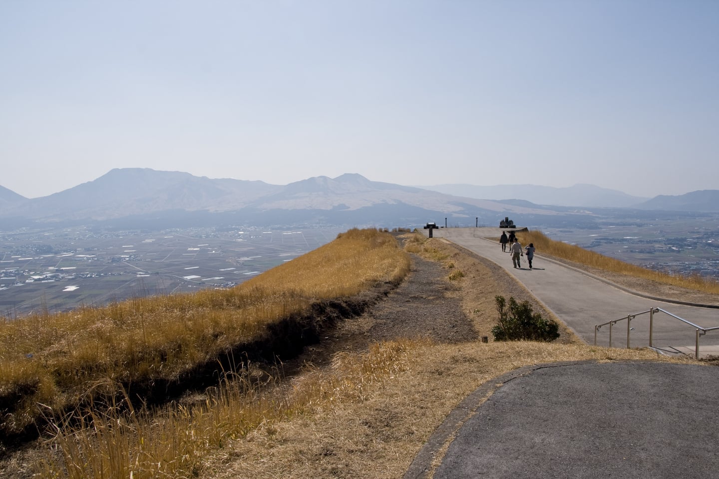 아소 대관봉, 황금빛 억새 언덕 너머로 아소 오악의 웅장한 능선과 칼데라 마을이 한눈에 들어오는 탁 트인 전망입니다.