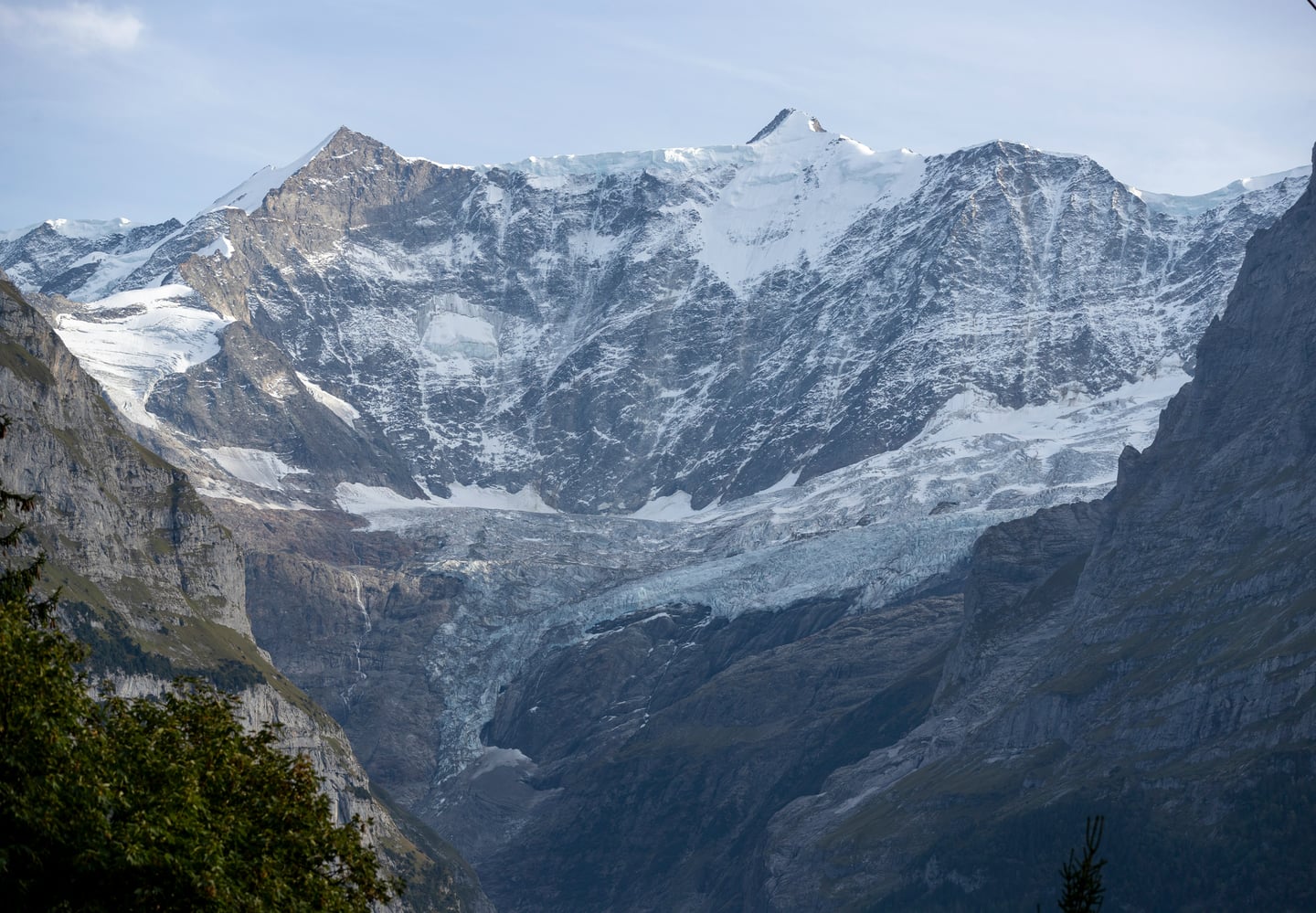 인터라켄 아이거 글렛쳐, 거대한 암벽 사이로 푸른빛의 빙하가 쏟아질 듯 흘러내리는 웅장한 알프스의 설경입니다.