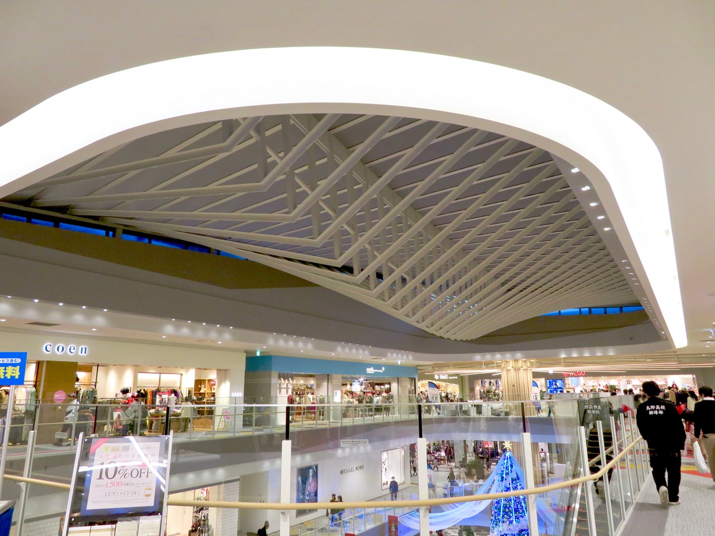 나고야 라라포트 나고야, 기하학적 천장 디자인과 크리스마스 트리가 돋보이는 현대적인 쇼핑몰 내부 전경